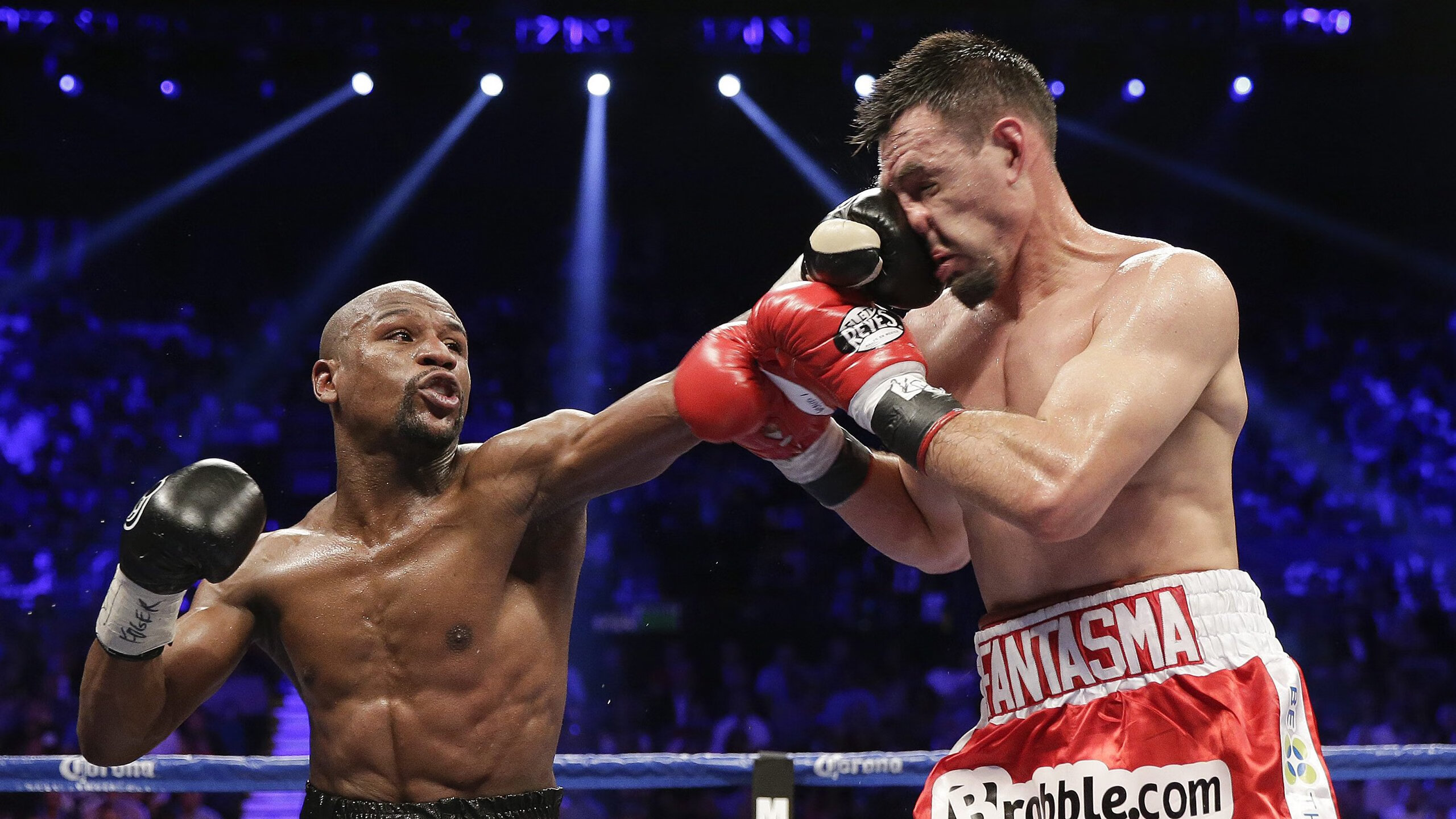 城市“夜跑节”万人参与 灯光跑道点亮河畔两岸